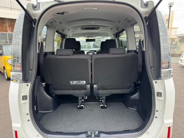 ヴォクシー ハイブリッドＶ　社外ナビ・ワンセグＴＶ・バックカメラ・ＥＴＣ・両側電動スライドドア・前席シートヒーター・オートクルーズコントロール・プッシュスタート・スマートキー・車両接近通報装置・トラクションコントロール・（29枚目）