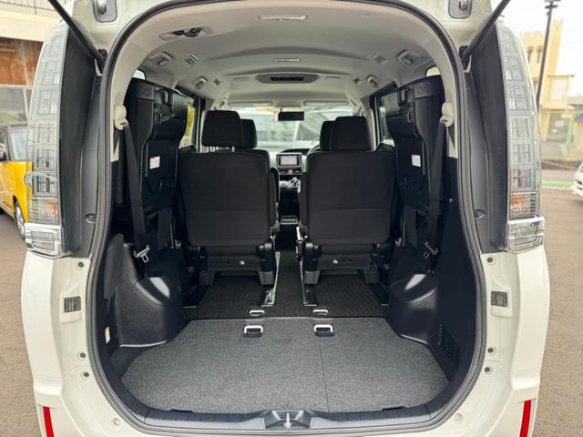 ヴォクシー ハイブリッドＶ　社外ナビ・ワンセグＴＶ・バックカメラ・ＥＴＣ・両側電動スライドドア・前席シートヒーター・オートクルーズコントロール・プッシュスタート・スマートキー・車両接近通報装置・トラクションコントロール・（30枚目）
