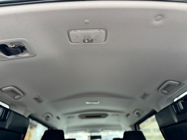 ヴォクシー ハイブリッドＶ　社外ナビ・ワンセグＴＶ・バックカメラ・ＥＴＣ・両側電動スライドドア・前席シートヒーター・オートクルーズコントロール・プッシュスタート・スマートキー・車両接近通報装置・トラクションコントロール・（31枚目）