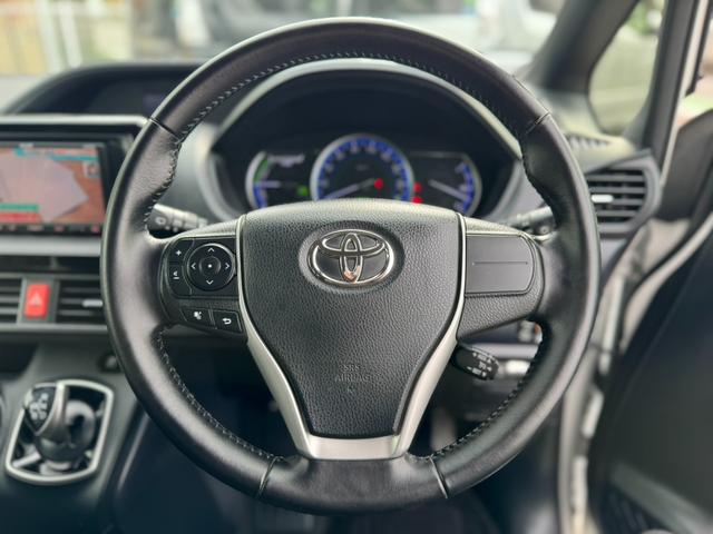 ヴォクシー ハイブリッドＶ　社外ナビ・ワンセグＴＶ・バックカメラ・ＥＴＣ・両側電動スライドドア・前席シートヒーター・オートクルーズコントロール・プッシュスタート・スマートキー・車両接近通報装置・トラクションコントロール・（32枚目）