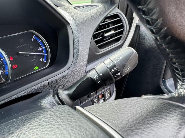 ヴォクシー ハイブリッドＶ　社外ナビ・ワンセグＴＶ・バックカメラ・ＥＴＣ・両側電動スライドドア・前席シートヒーター・オートクルーズコントロール・プッシュスタート・スマートキー・車両接近通報装置・トラクションコントロール・（33枚目）