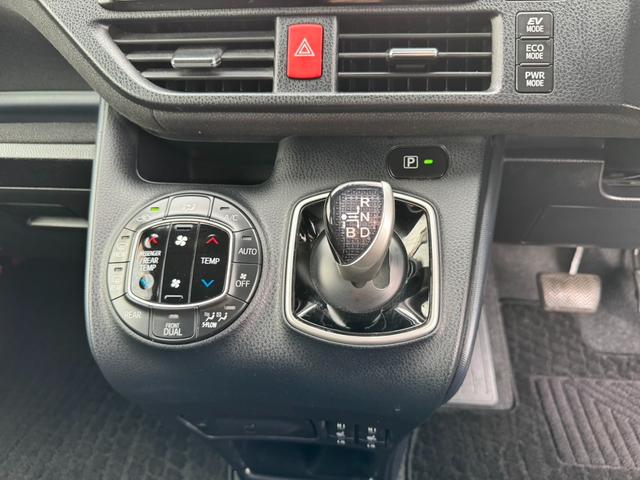 ヴォクシー ハイブリッドＶ　社外ナビ・ワンセグＴＶ・バックカメラ・ＥＴＣ・両側電動スライドドア・前席シートヒーター・オートクルーズコントロール・プッシュスタート・スマートキー・車両接近通報装置・トラクションコントロール・（37枚目）