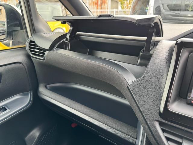 ヴォクシー ハイブリッドＶ　社外ナビ・ワンセグＴＶ・バックカメラ・ＥＴＣ・両側電動スライドドア・前席シートヒーター・オートクルーズコントロール・プッシュスタート・スマートキー・車両接近通報装置・トラクションコントロール・（40枚目）