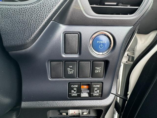 ヴォクシー ハイブリッドＶ　社外ナビ・ワンセグＴＶ・バックカメラ・ＥＴＣ・両側電動スライドドア・前席シートヒーター・オートクルーズコントロール・プッシュスタート・スマートキー・車両接近通報装置・トラクションコントロール・（42枚目）