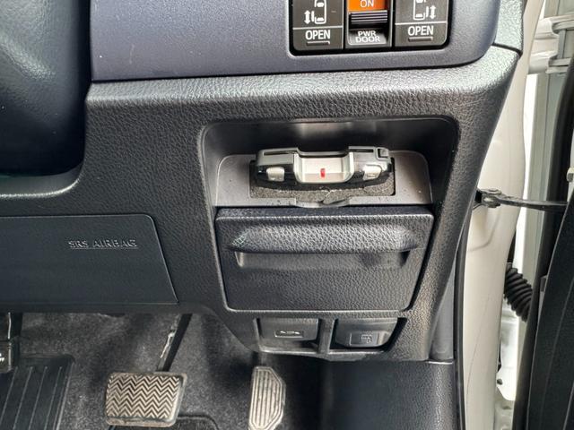 ヴォクシー ハイブリッドＶ　社外ナビ・ワンセグＴＶ・バックカメラ・ＥＴＣ・両側電動スライドドア・前席シートヒーター・オートクルーズコントロール・プッシュスタート・スマートキー・車両接近通報装置・トラクションコントロール・（43枚目）