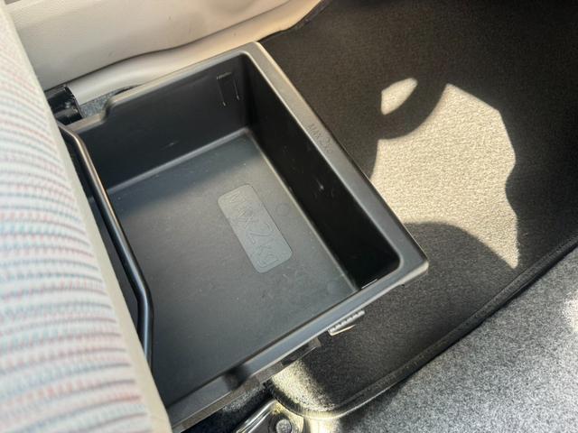 助手席下収納