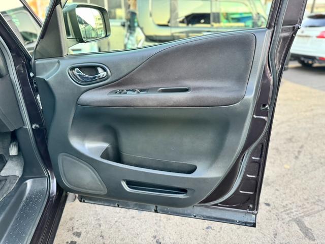 セレナ ハイウェイスター　Ｓ－ハイブリッド　純正ナビ　フルセグＴＶ　バックカメラ　後席フリップダウンモニター　両側電動スライドドア　スマートキー　プッシュスタート　ＨＩＤヘッドライト　オートエアコン　コーナーセンサー（16枚目）