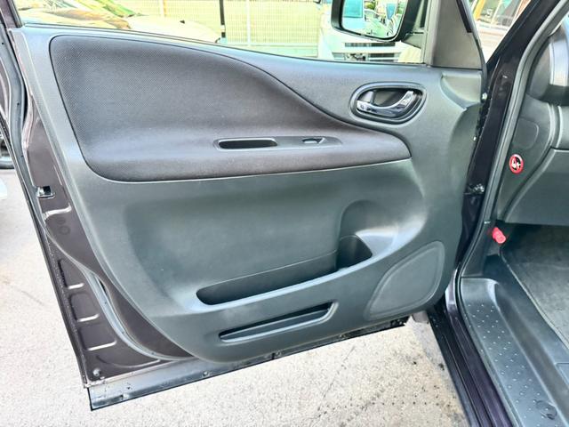 セレナ ハイウェイスター　Ｓ－ハイブリッド　純正ナビ　フルセグＴＶ　バックカメラ　後席フリップダウンモニター　両側電動スライドドア　スマートキー　プッシュスタート　ＨＩＤヘッドライト　オートエアコン　コーナーセンサー（19枚目）