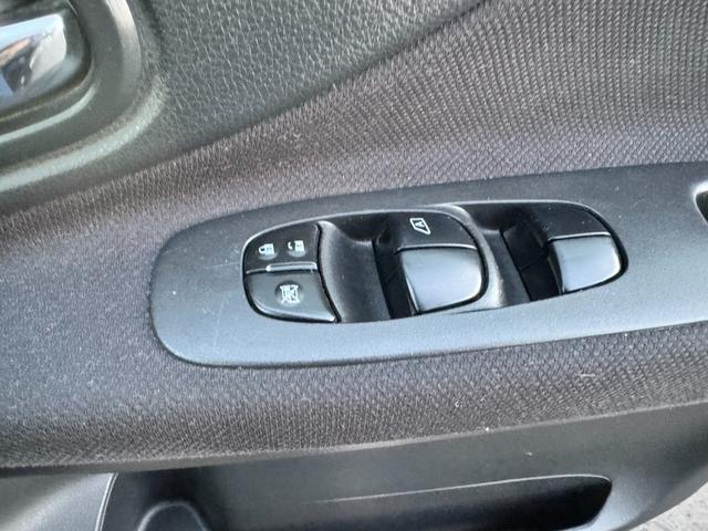 セレナ ハイウェイスター　Ｓ－ハイブリッド　純正ナビ　フルセグＴＶ　バックカメラ　後席フリップダウンモニター　両側電動スライドドア　スマートキー　プッシュスタート　ＨＩＤヘッドライト　オートエアコン　コーナーセンサー（39枚目）