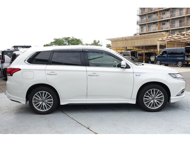 アウトランダーＰＨＥＶ Ｇプレミアムパッケージ　フローティング１１型ナビ　ドラレコ（6枚目）