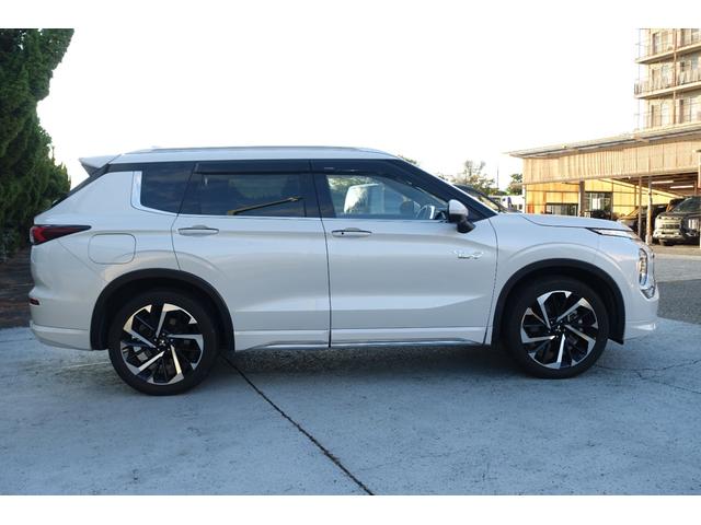 アウトランダーＰＨＥＶ Ｐ　電動パノラマサンルーフ　スポーティＰＫＧ　スマートフォン連携ナビ　アラウンドモニター　ルーフレール　エレクトリックテールゲート（8枚目）