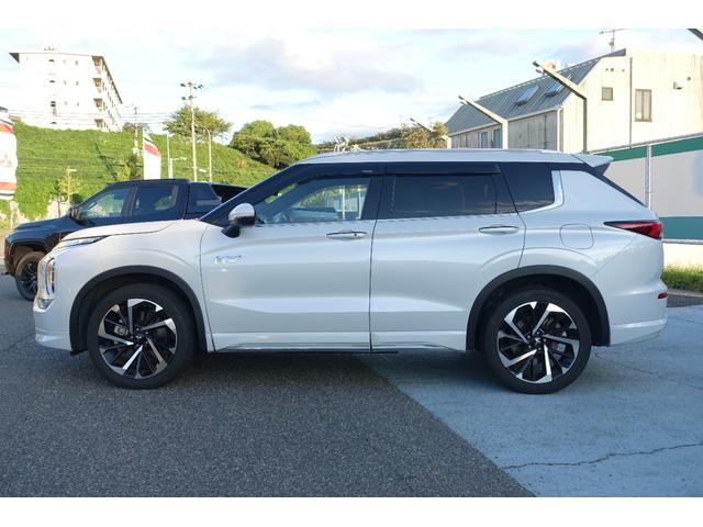 アウトランダーＰＨＥＶ Ｐ　電動パノラマサンルーフ　スポーティＰＫＧ　スマートフォン連携ナビ　アラウンドモニター　ルーフレール　エレクトリックテールゲート（10枚目）