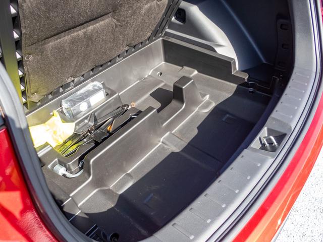 ラゲッジの下に工具などを収納できます。