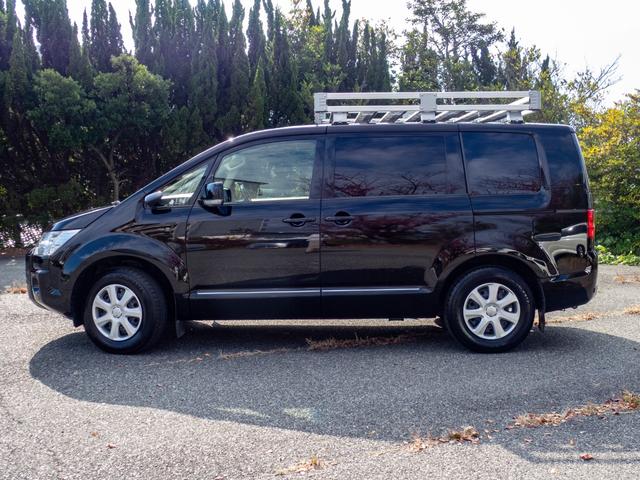 デリカＤ：５ Ｍ　リミテッドパッケージ　ＫＥＮＷＯＯＤ製ＵＳＢ＆Ｂｌｕｅｔｏｏｔｈ対応ナビ　バックカメラ　純正ルーフラック　助手席側電動スライドドア　アイドリングストップ　オーバーライダー　マッドフラップ（11枚目）