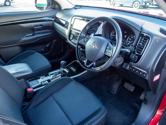 アウトランダー ２４Ｇ　純正ワイドナビ　全周囲カメラ　３列シート７人乗り　３モード切替４ＷＤ　ＥＴＣ　ドライブレコーダー　　クリアランスソナー　衝突被害軽減ブレーキ　ヒッチメンバー（5枚目）