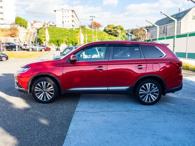 アウトランダー ２４Ｇ　純正ワイドナビ　全周囲カメラ　３列シート７人乗り　３モード切替４ＷＤ　ＥＴＣ　ドライブレコーダー　　クリアランスソナー　衝突被害軽減ブレーキ　ヒッチメンバー（6枚目）