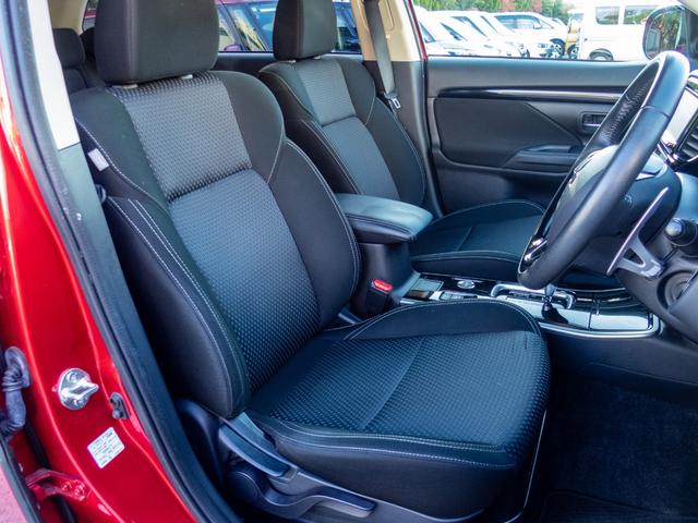 アウトランダー ２４Ｇ　純正ワイドナビ　全周囲カメラ　３列シート７人乗り　３モード切替４ＷＤ　ＥＴＣ　ドライブレコーダー　　クリアランスソナー　衝突被害軽減ブレーキ　ヒッチメンバー（14枚目）