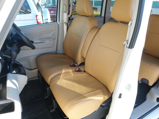 サポート性能に優れたシート。ひじ掛け付きで長距離ドライブも疲れ知らず。左右前席にはシートヒーターも装備しております。タンカラーのシートカバー付き