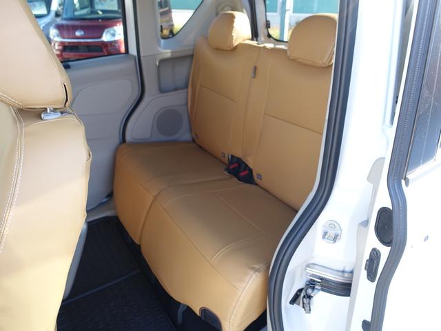 背もたれ調整だけでなく、前後にスライドする後席シート