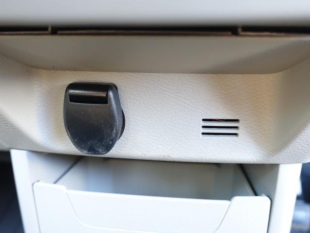 センターにはアクセサリーソケットと小物入れ装備