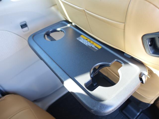 助手席背面に簡易テーブル付き