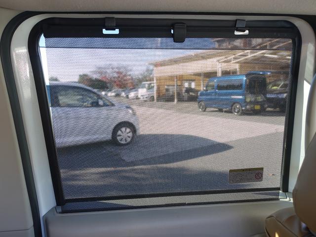 外部からの視線や日差しから室内を守るロールシェードカーテン付き