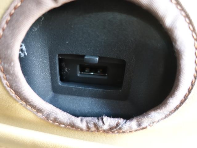 助手席背面にスマホなどの充電用ＵＳＢ端子付き