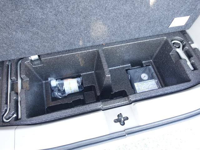 トランクは２階建て、トランクボードの下にも収納スペースが