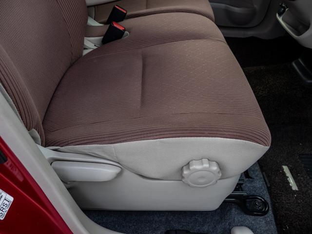 運転席はダイヤルで簡単に高さを変えることができます