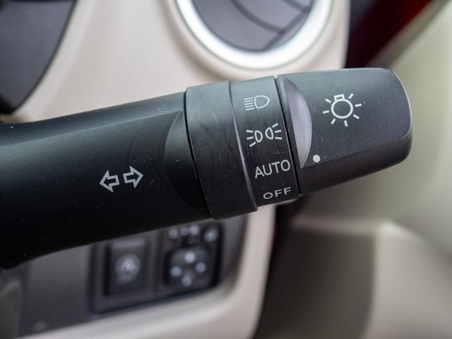 周囲の明暗に応じてヘッドランプを自動点灯、ＡＵＴＯライト付き