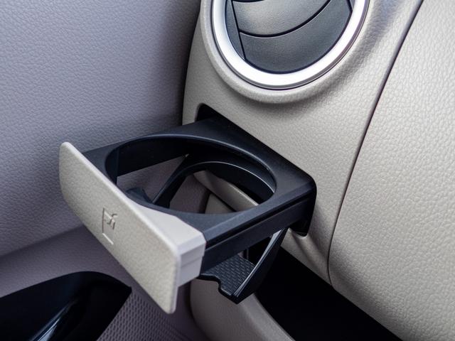 助手席側ドリンクホルダー