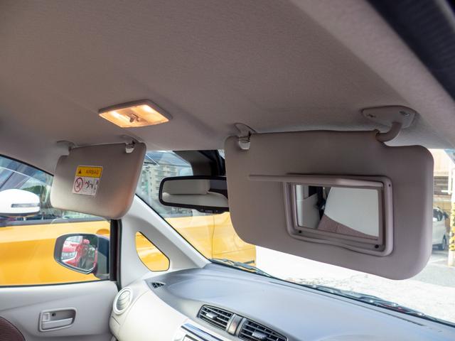 運転席サンバイザーはミラー付き