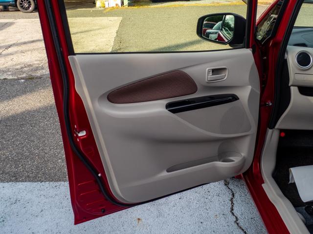 ドア内張もベージュの落ち着いたカラーです