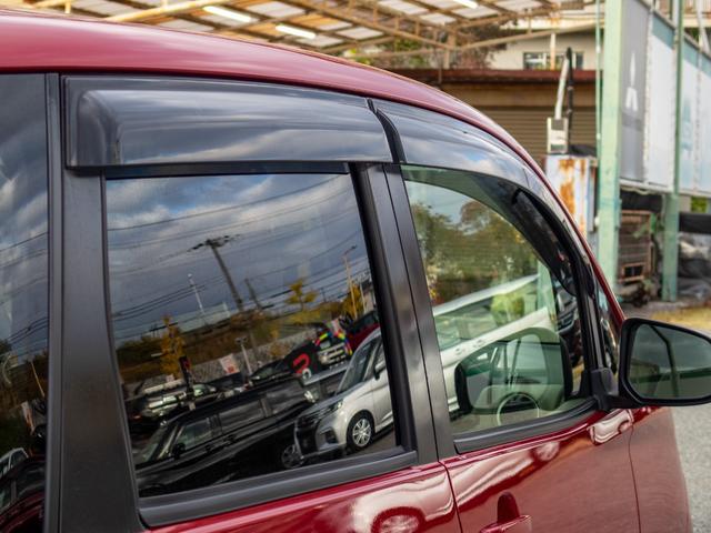 少し窓を開けても雨が入らないドアバイザー付