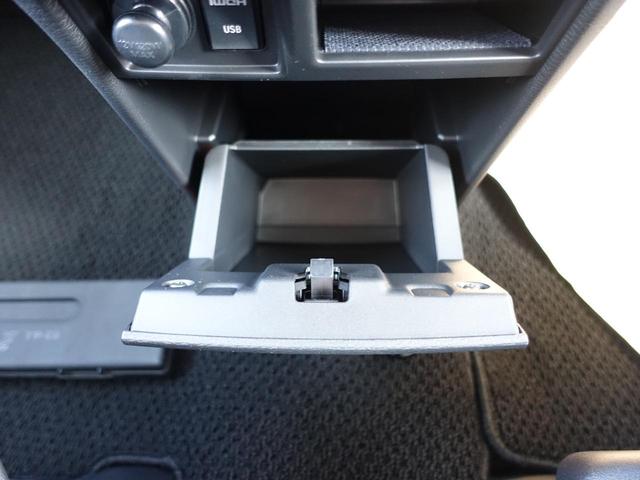 �{�b�N�X�e�B�b�V�������[�ł���C���p�l���A�{�b�N�X