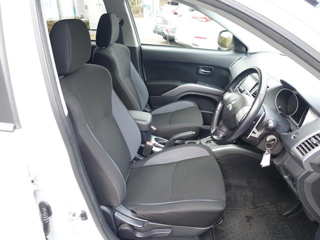 運転席は高さの調整も出来ます。