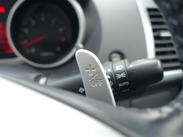 パドルシフトを使えば、ハンドルから手を離さずシフトチェンジが出来ます。