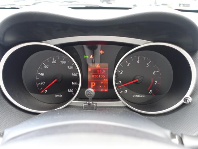 シンプルで見やすいスピードメーター