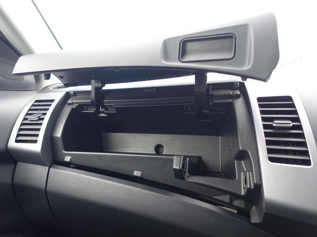 グローブボックス上部にも、収納ボックスがあります。