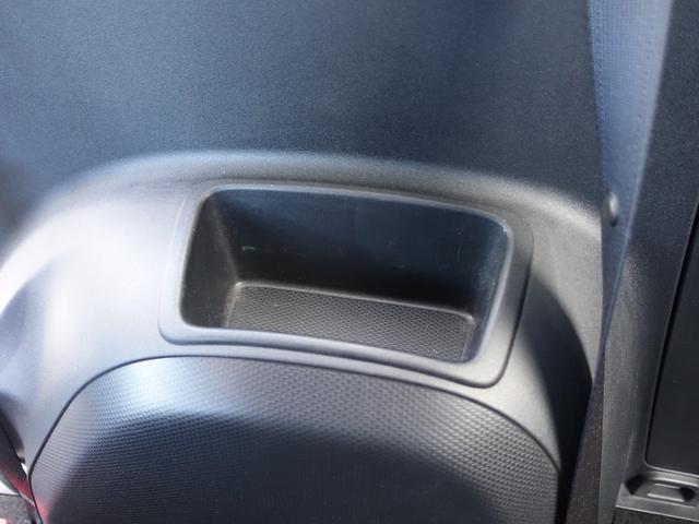 ３列目にも小物入れがあります。