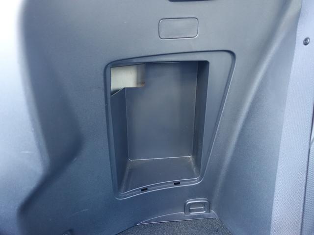 ラゲッジの側面に、収納スペースがあります。