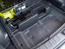 トランクは２階建て、トランクボードの下にも収納スペースが