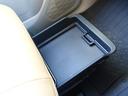助手席シート下に車検証入れも兼ねた収納スペースがあります。