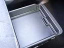 助手席足元には車検証入れやサンダルが収納できるシートアンダートレイ付き