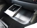 インパネ下にはドリンクホルダーや小物が置けるトレイ付きです