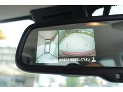 電子ルームミラー装備。前後左右４つのカメラの映像をＣＧ合成して車両周囲の状況をルームミラーに映す全周囲カメラも装備 4