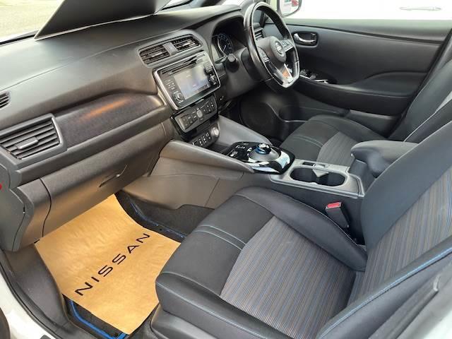 リーフ ４０ｋＷｈ　Ｘ　１０万台記念車　プロパイロット　１７インチアルミ（10枚目）