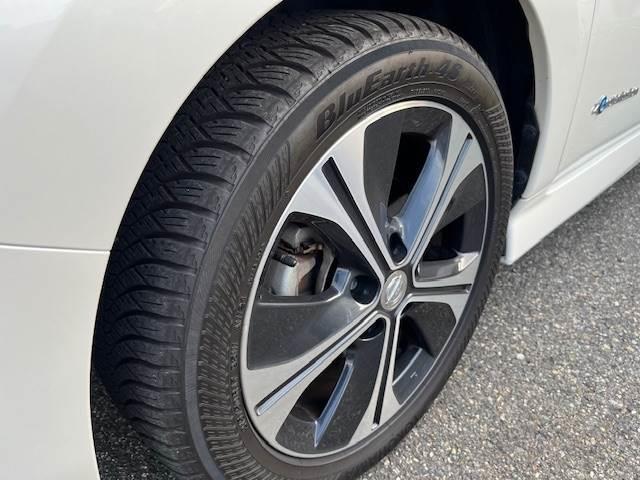 リーフ ４０ｋＷｈ　Ｘ　１０万台記念車　プロパイロット　１７インチアルミ（24枚目）