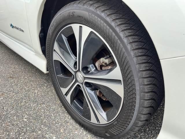 リーフ ４０ｋＷｈ　Ｘ　１０万台記念車　プロパイロット　１７インチアルミ（27枚目）