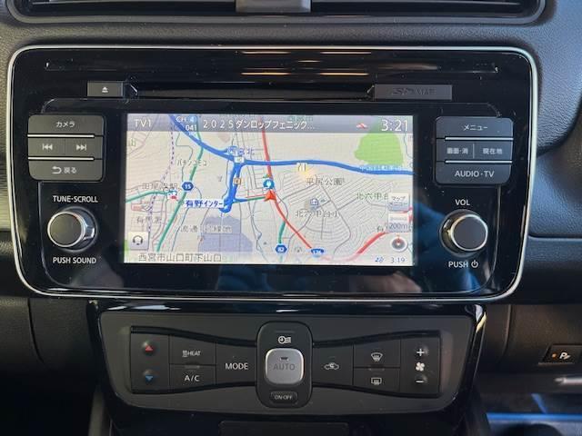 リーフ Ｇ　プロパイロット　プロパイロットパーキング　　アラウンドビュー全周囲カメラ　エマージェンシー衝突軽減ブレーキ　純正ナビ　スマートルームミラー　前・後席シートヒーター　禁煙車（3枚目）